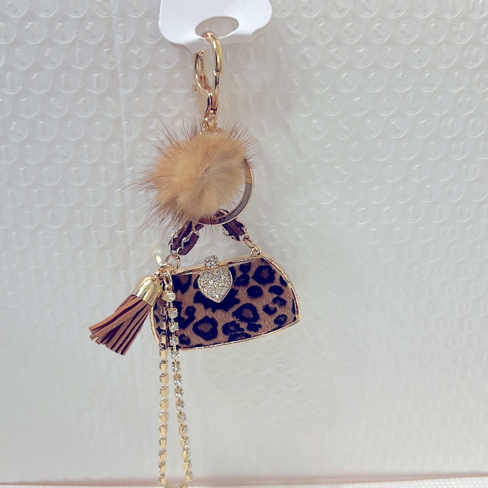 NWT Cheetah Keychain/Bag Charms clip it on wear it in so many ways it’s stylish - Picture 3 of 7
